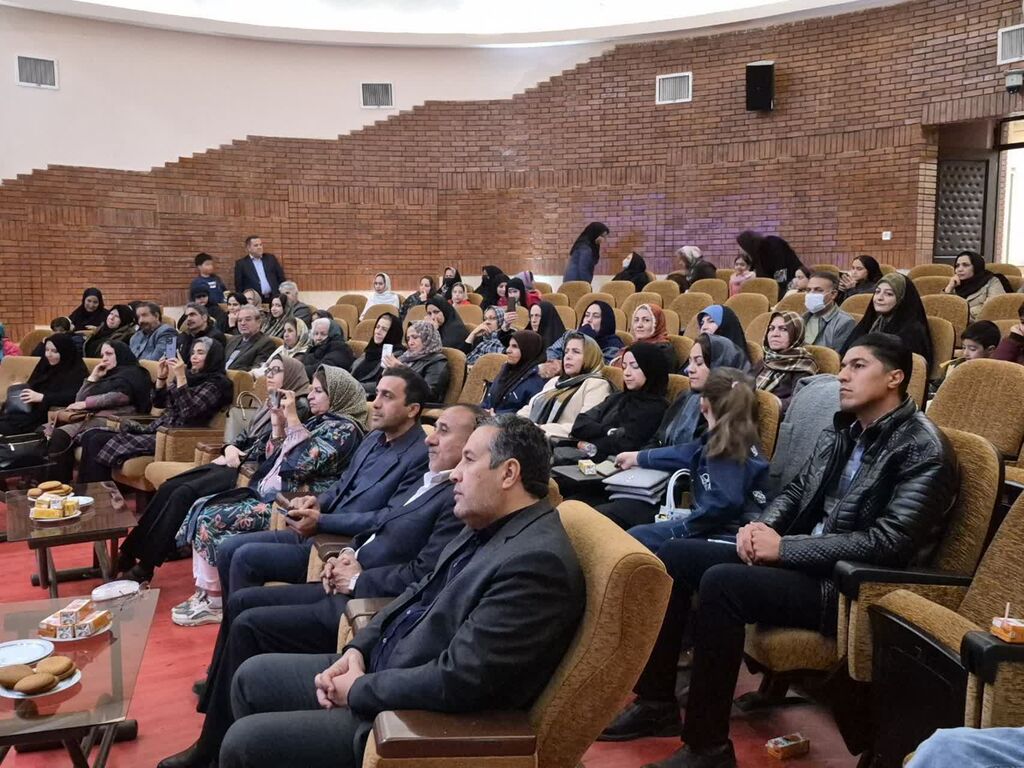 تقدیر از اعضای کتابخوان مرکز فرهنگی قوچان با حضور مسئولین