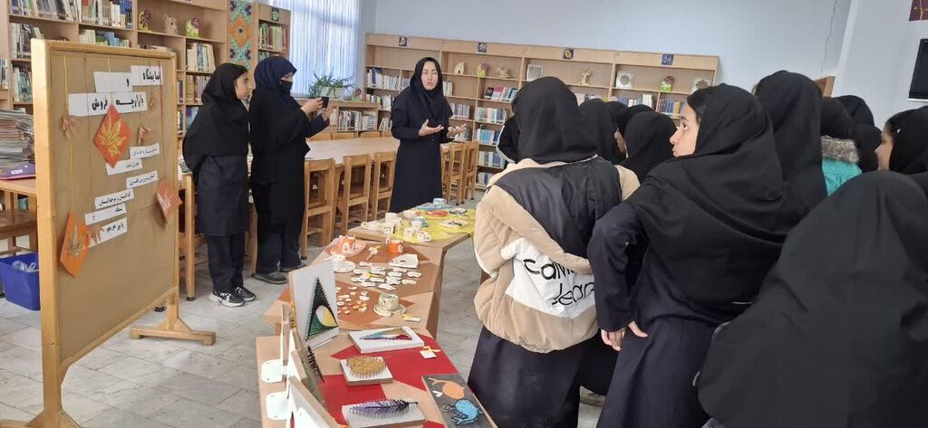 بازدید دانشآموزان مدرسه «12 بهمن بسطام» از نمایشگاه و بازارچه دستسازههای تابستانی کانون بسطام