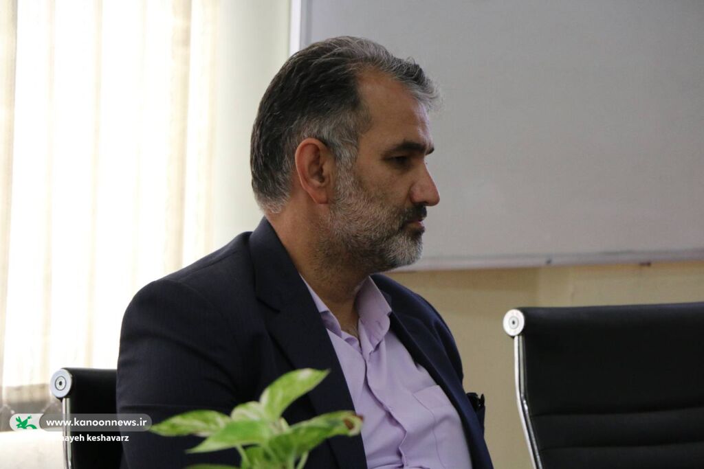 از تولیدات نمایش عروسکی حرفه‌ای متناسب با نیاز نسل امروز حمایت می‌کنیم