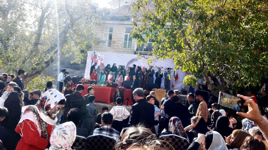 اجرای بهیادماندنی گروه سرود مرکز پاوه در جشن انار