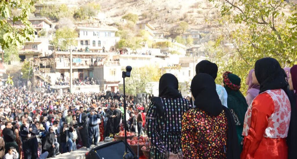 اجرای بهیادماندنی گروه سرود مرکز پاوه در جشن انار