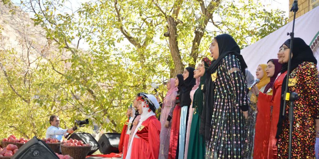 اجرای بهیادماندنی گروه سرود مرکز پاوه در جشن انار