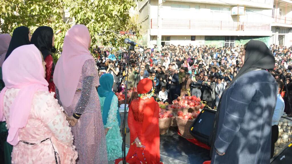 اجرای به‌یادماندنی گروه سرود مرکز پاوه در جشن انار