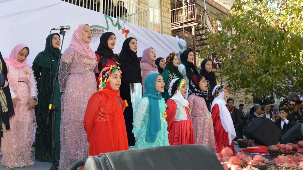 اجرای به‌یادماندنی گروه سرود مرکز پاوه در جشن انار