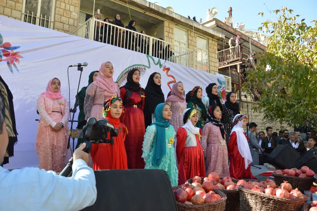 اجرای بهیادماندنی گروه سرود مرکز پاوه در جشن انار