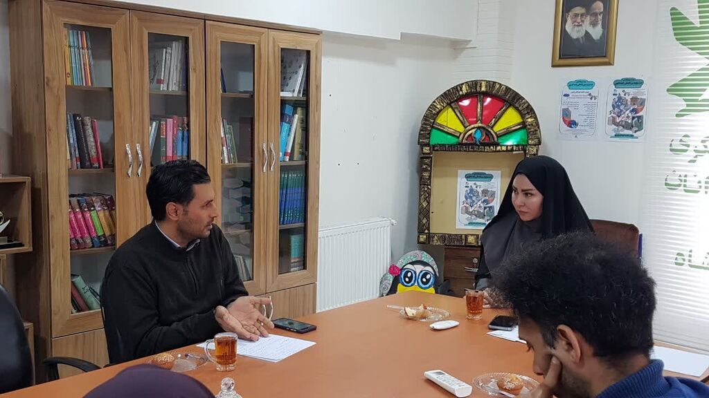 نشست نقدی بر پیشبینی کتاب کار "حال خوش زندگی" در کانون کرمانشاه