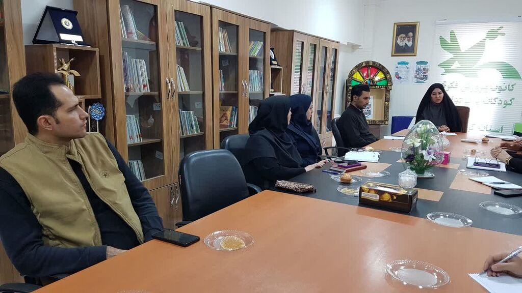 نشست نقدی بر پیشبینی کتاب کار "حال خوش زندگی" در کانون کرمانشاه