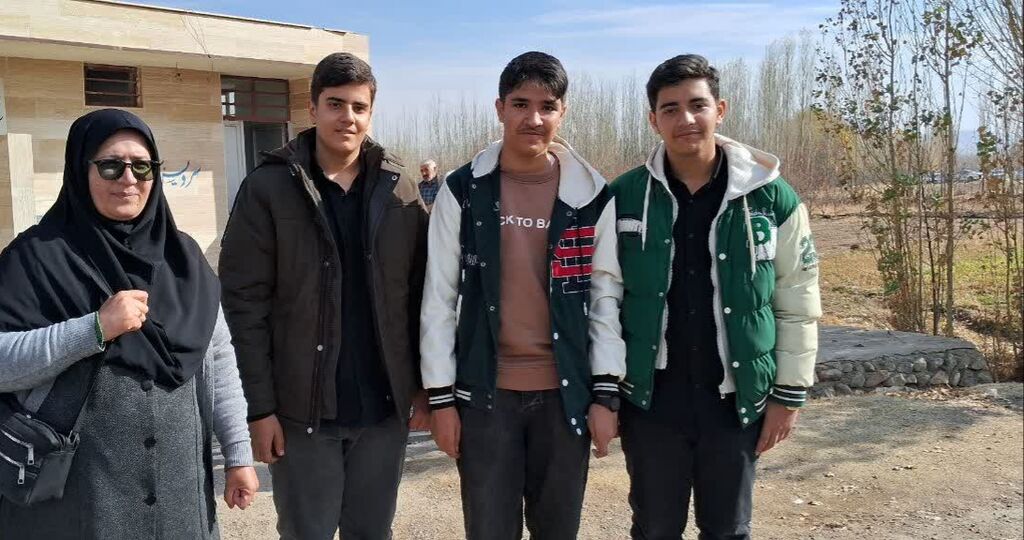 مربیان و کانونیاران مرکز کنگاور در مراسم تشییع شهید گمنام حاضر شدند