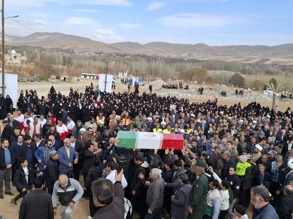 مربیان و کانونیاران مرکز کنگاور در مراسم تشییع شهید گمنام حاضر شدند