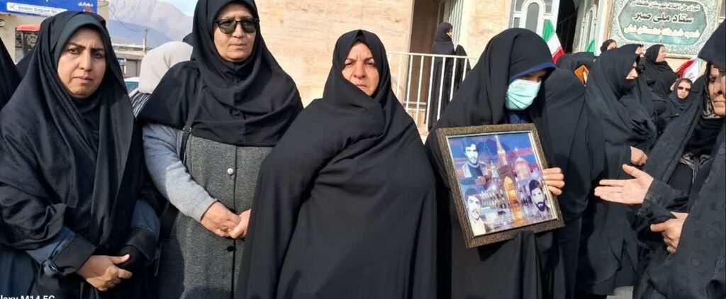 مربیان و کانون‌یاران مرکز کنگاور در مراسم تشییع شهید گمنام حاضر شدند