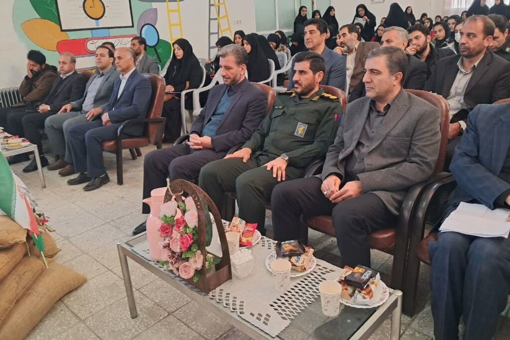 زنگ ایثار و مقاومت در دبیرستان عفاف سنقر نواخته شد