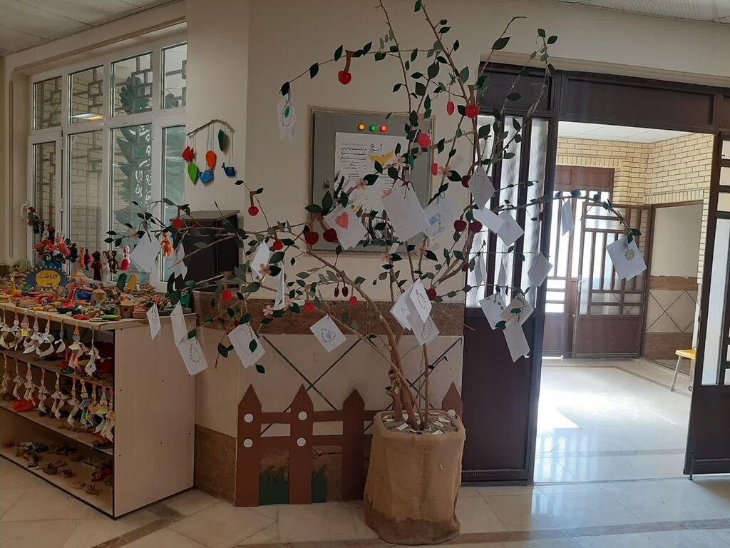 آرزوهای نوخوان‌ها بر شاخه‌های درخت امید مرکز شماره ۱۴ کانون کرمانشاه