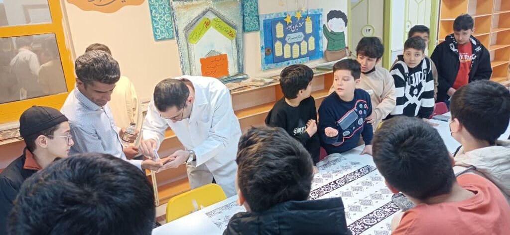 دانشآموزان کرمانشاهی، در کانون با معجزه آبگریزی نانوسیلیس آشنا شدند