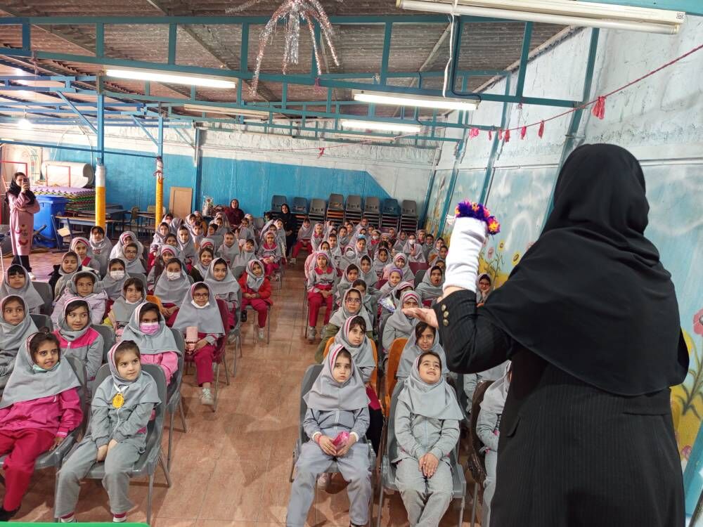 نمایش «کرم اندازه‌گیر» و قصه‌گویی شور یادگیری را در مدرسه فرهنگ زنده کرد
