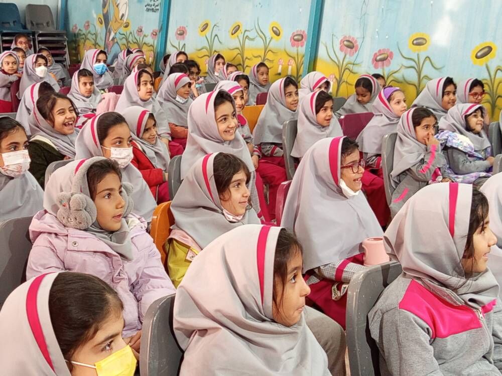 نمایش «کرم اندازه‌گیر» و قصه‌گویی شور یادگیری را در مدرسه فرهنگ زنده کرد