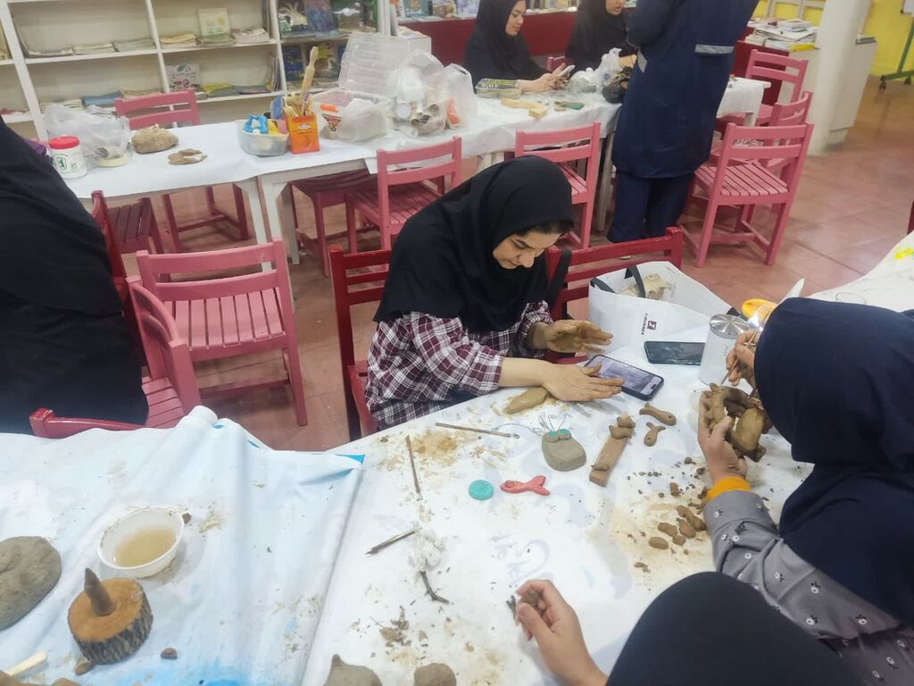 برگزاری کارگاه هنری سفال و حجم‌سازی ویژه مربیان
