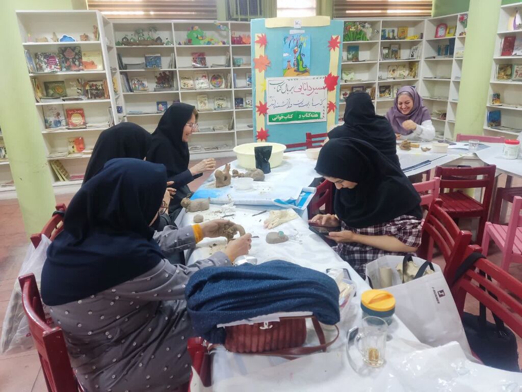 برگزاری کارگاه هنری سفال و حجم‌سازی ویژه مربیان