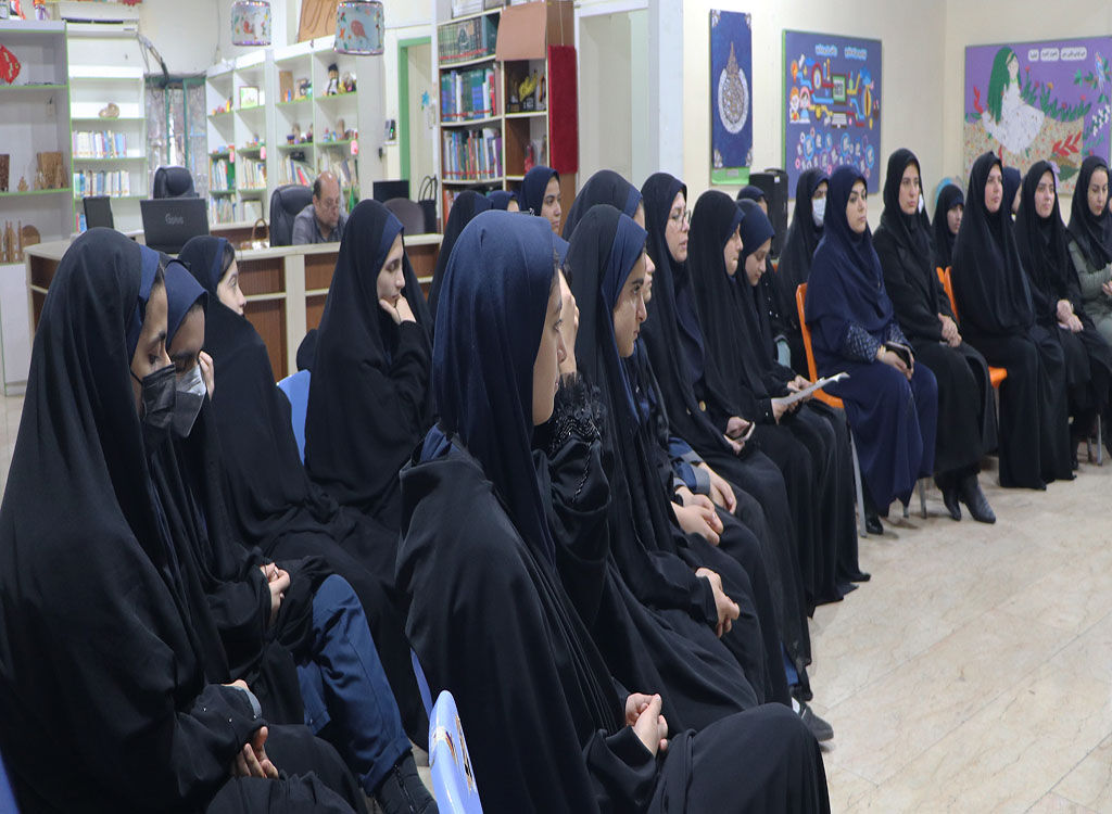 تجلیل از مادر شهید مدافع حرم و تأکید بر هویت‌ملی و ایثارگری مادران