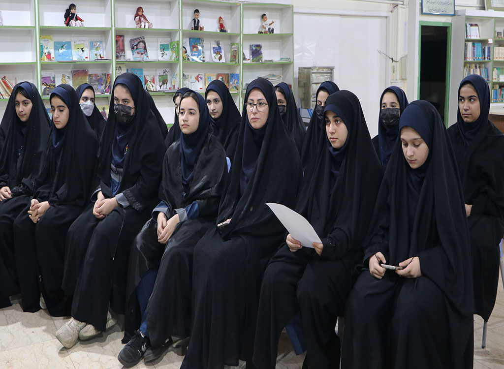 تجلیل از مادر شهید مدافع حرم و تأکید بر هویتملی و ایثارگری مادران