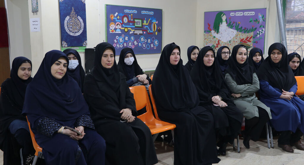 تجلیل از مادر شهید مدافع حرم و تأکید بر هویتملی و ایثارگری مادران