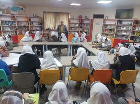 قصه‌گویی پدربزرگ قصه گوی دره شهری دربین اعضای علاقمند به قصه گویی