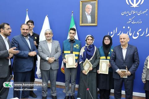 نشست صمیمانه نوجوانان فعال کانون مازندران با دکتر یونسی استاندار مازندران