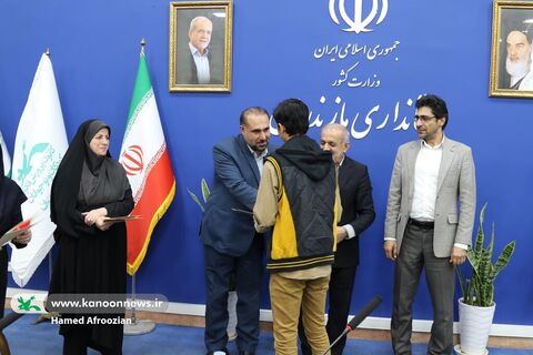 نشست صمیمانه نوجوانان فعال کانون مازندران با دکتر یونسی استاندار مازندران