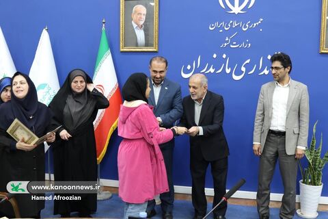 نشست صمیمانه نوجوانان فعال کانون مازندران با دکتر یونسی استاندار مازندران