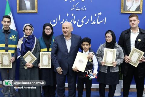 نشست صمیمانه نوجوانان فعال کانون مازندران با دکتر یونسی استاندار مازندران