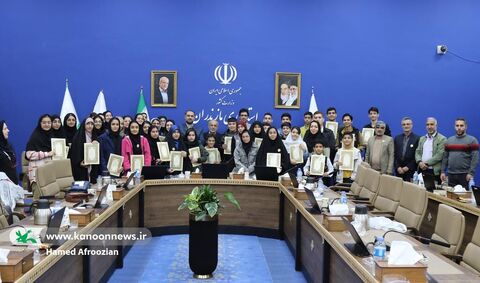 نشست صمیمانه نوجوانان فعال کانون مازندران با دکتر یونسی استاندار مازندران