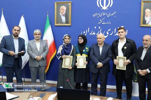 نشست صمیمانه نوجوانان فعال کانون مازندران با دکتر یونسی استاندار مازندران