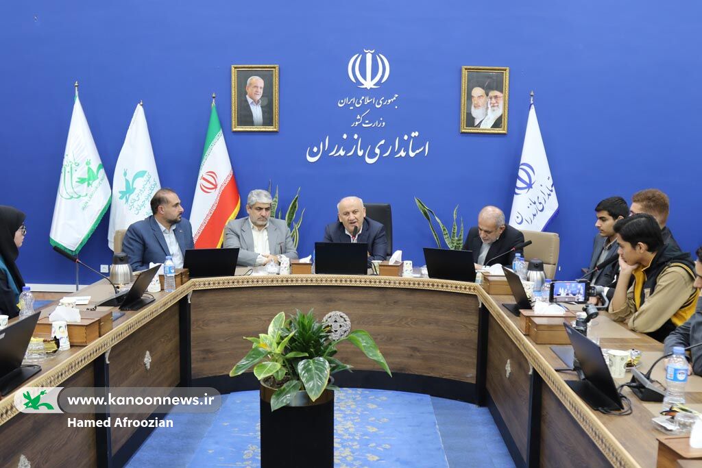 نشست صمیمانه نوجوانان فعال کانون مازندران با دکتر یونسی استاندار مازندران نقشآفرینی نوجوانان در فرهنگسازی مدیریت پسماند و بهینهسازی انرژی