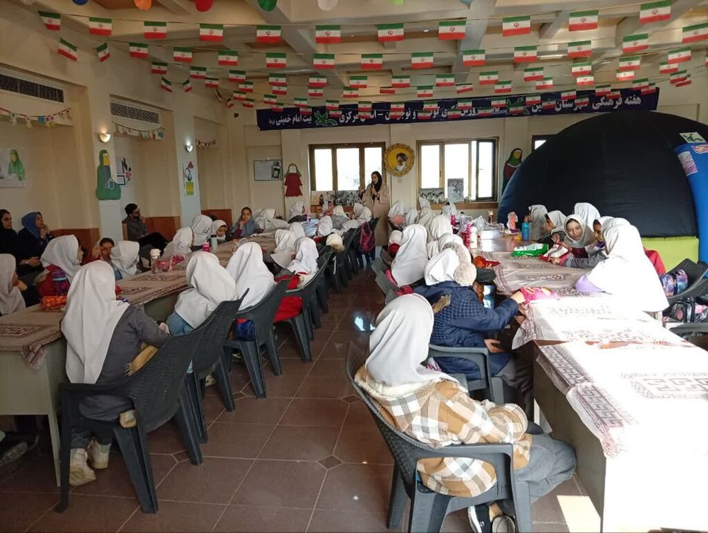 برپایی غرفههای فرهنگی هنری کانون پرورش فکری در خانه تاریخی امام خمینی