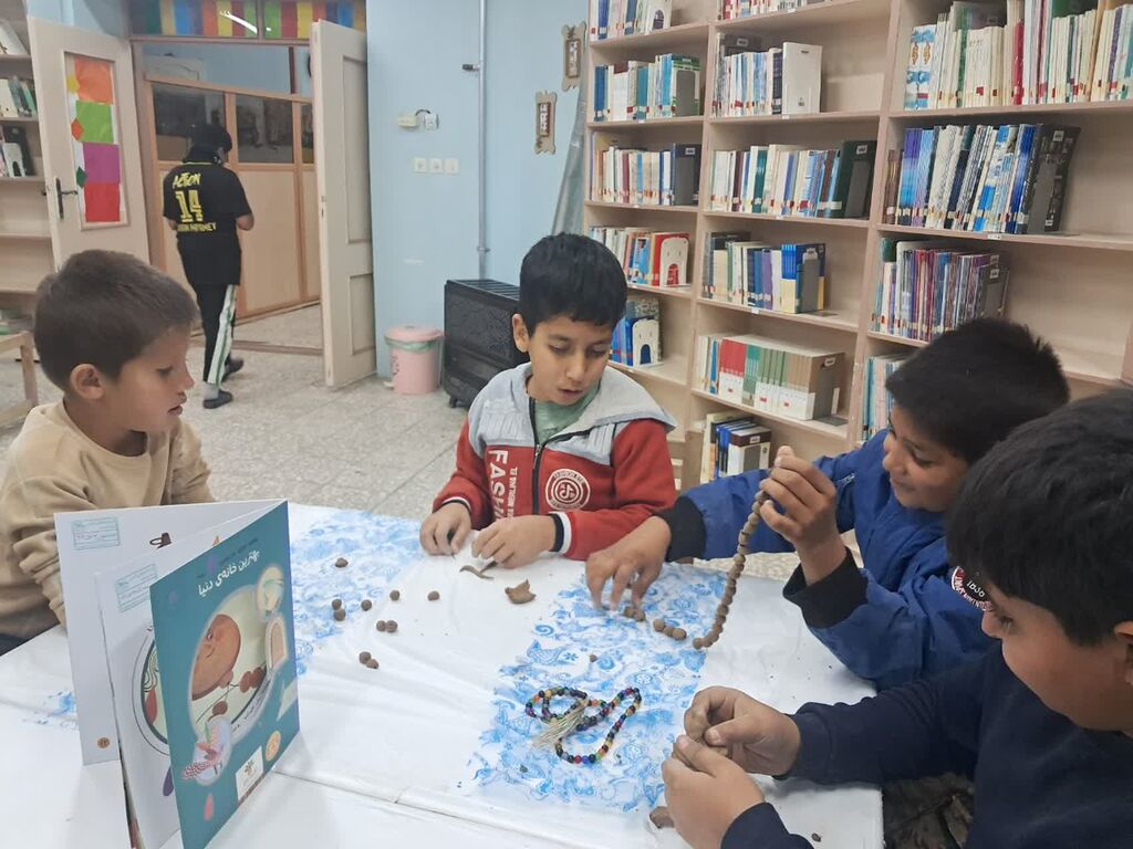 ساخت تسبیح سفالی در مرکز فرهنگی هنری بیارجمند توسط اعضای نوجوان