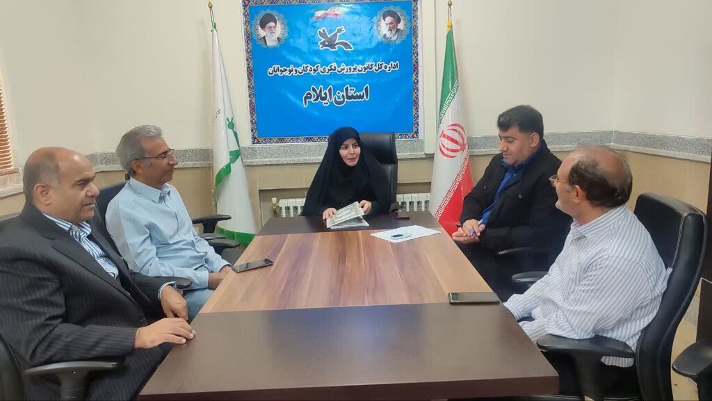 گرامیداشت روز حسابداربا تقدیر از همکاران واحد مالی کانون استان ایلام