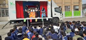 تماشاخانه سیار تهران با نمایش «آن شب عجیب» مهمان مدارس همدان شد