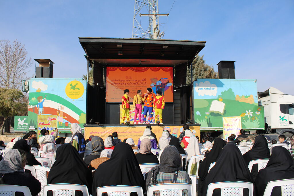 تماشاخانههای سیار کانون سفیر شادی جشنواره تئاتر در شهرها و روستاهای همدان
