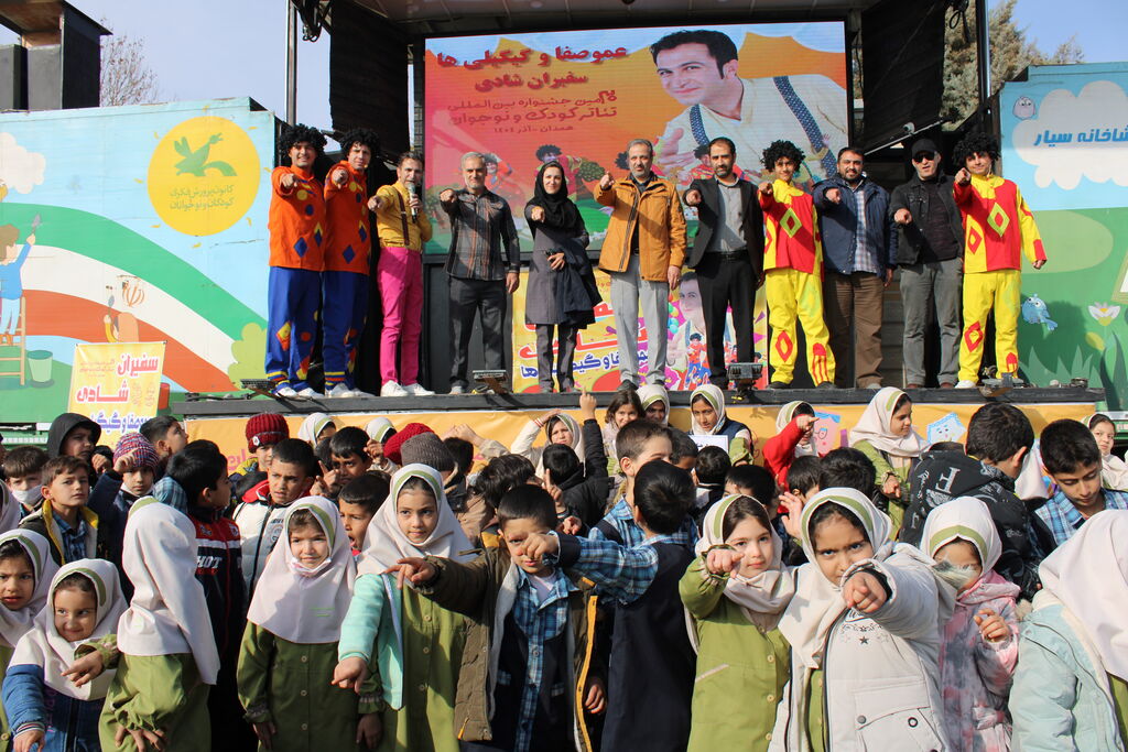 تماشاخانهی سیار کانون استان تهران به همدان سفر کرد