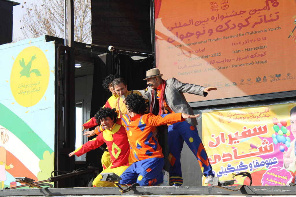 تماشاخانههای سیار کانون سفیر شادی جشنواره تئاتر در شهرها و روستاهای همدان