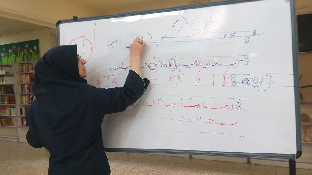 برگزاری کارگاه خوشنویسی در مرکز فرهنگی و هنری گرمسار با حضور دانشآموزان مدرسه شاهد