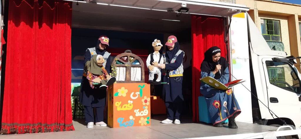 تماشاخانه سیار تهران با نمایش «آن شب عجیب» مهمان مدارس همدان شد