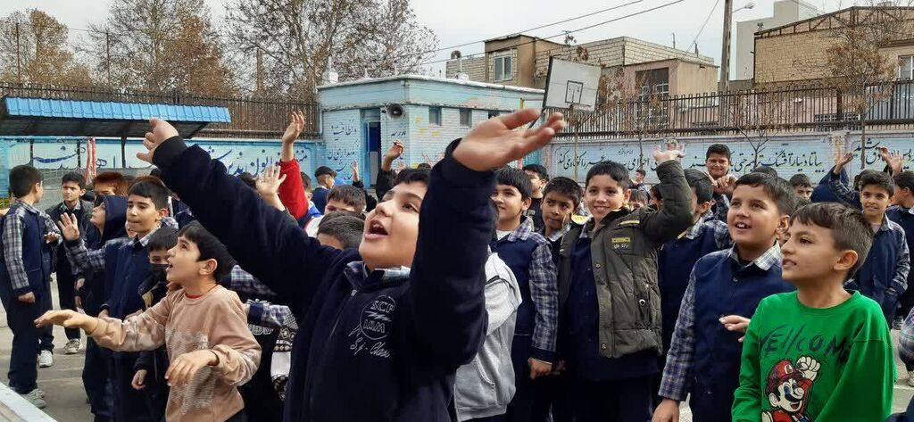 تماشاخانه سیار تهران با نمایش «آن شب عجیب» مهمان مدارس همدان شد