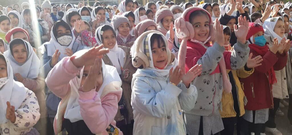 تماشاخانه سیار تهران با نمایش «آن شب عجیب» مهمان مدارس همدان شد