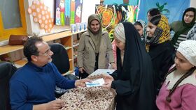 اهدای کتاب "آسمان به فکر صلح" با امضای شاعر، به اعضای حاضر در برنامه دو پنجره