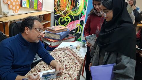 کرمانشاه. اهدای کتاب شاعر