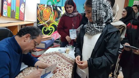 کرمانشاه. اهدای کتاب شاعر