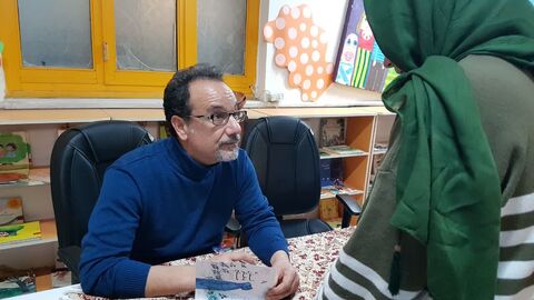 کرمانشاه. اهدای کتاب شاعر