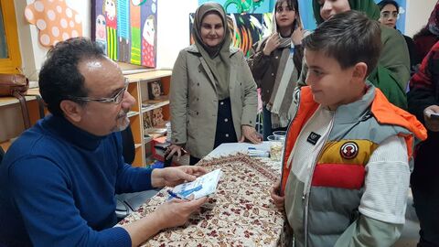 کرمانشاه. اهدای کتاب شاعر