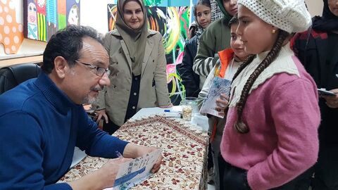 کرمانشاه. اهدای کتاب شاعر