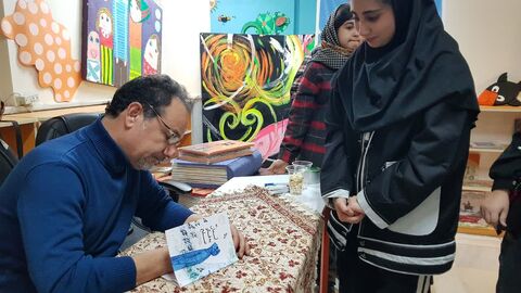 کرمانشاه. اهدای کتاب شاعر